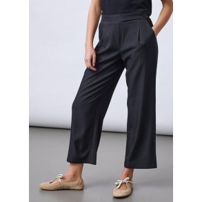 Viksa Pants Cropped- Black