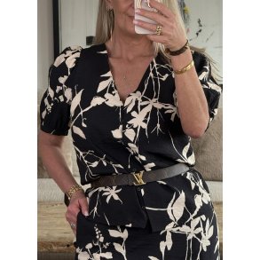 Jacira s/s v-neck Top- Black Simple Flower