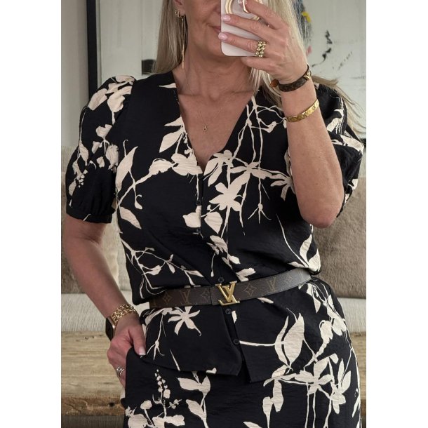 Jacira s/s v-neck Top- Black Simple Flower