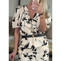 Jacira s/s v-neck Top- Sandshell Simple Flower