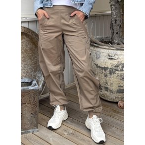 MollieGO Pants- Dark Camel