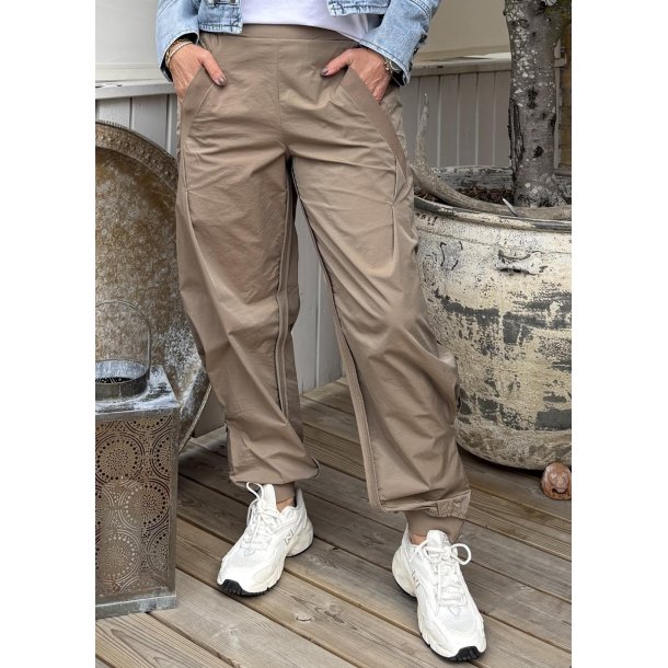 MollieGO Pants- Dark Camel