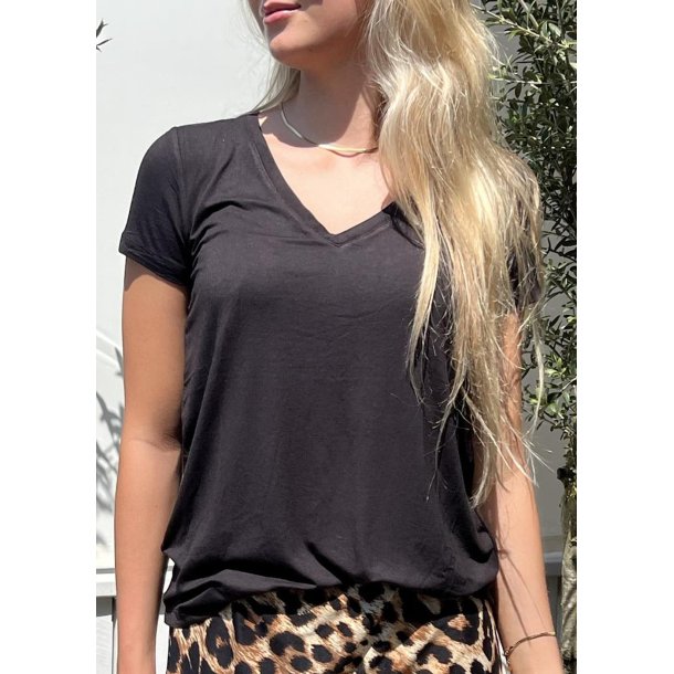 Poppy V-neck T-shirt-Black